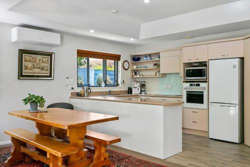 Treetop Living, Peaceful 4BR With Scenic Bush Views