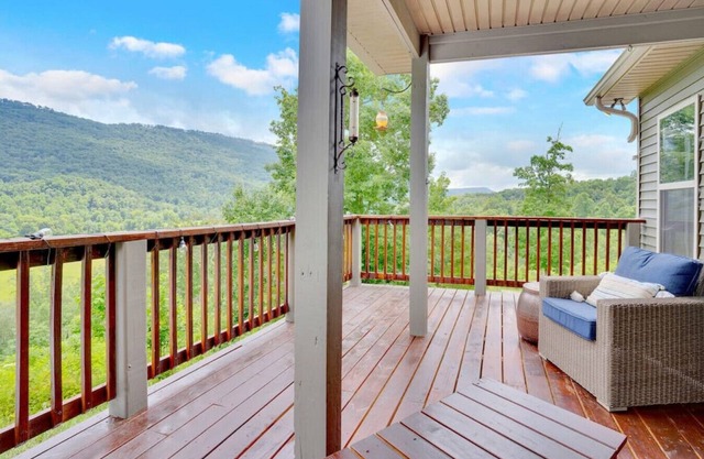 Treetop Retreat - Amazing Views, Hot Tub, Secluded