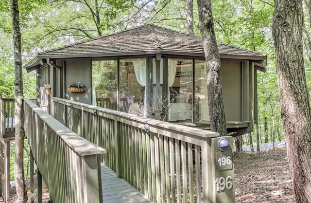 Treetopper Hideaway - A Relaxing Chic Bungalow