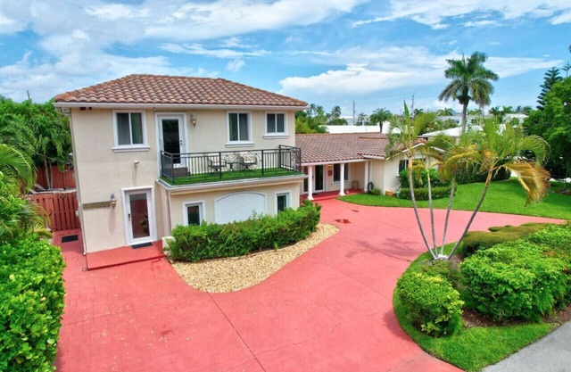 Trendy 1BR/2BA Heated Pool Short Walk to the Beach