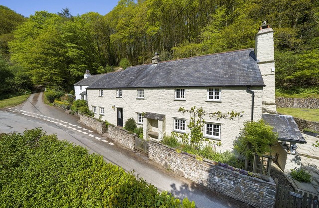TRENTISHOE COOMBE, pet friendly, luxury holiday cottage in Parracombe
