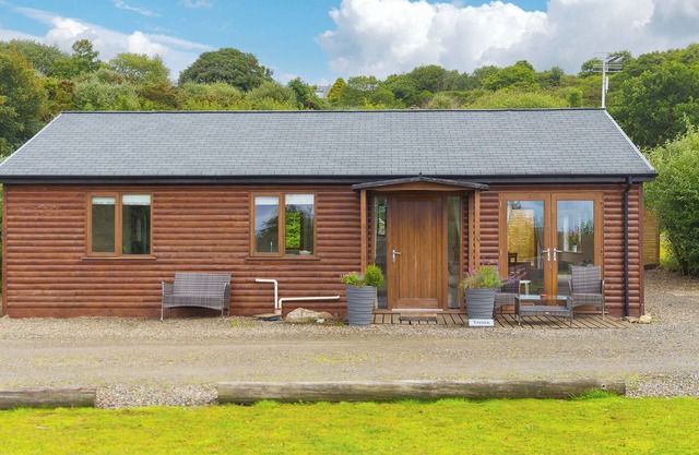 TRESSA, TOR DOWN QUARRY, pet friendly, with hot tub in St Breward