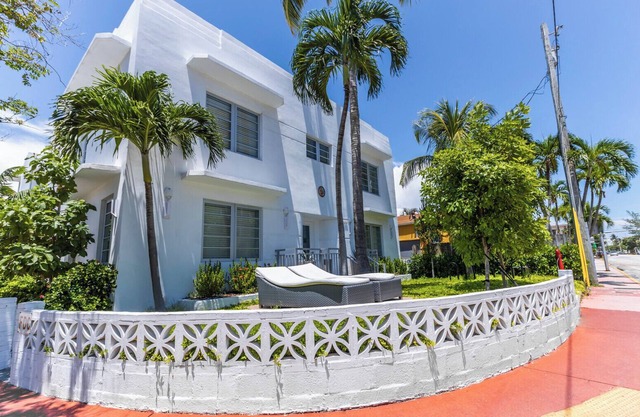 Trip To The Beach! Onsite Pool, Beach Access! Near Miami Beach Botanical Garden!