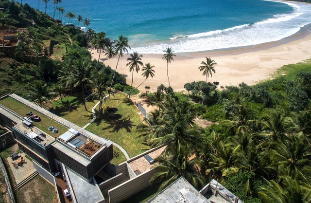 Tropical Beach House With Direct Beach Access