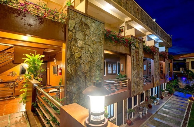 Tropical Haven: 2-Bedroom Retreat