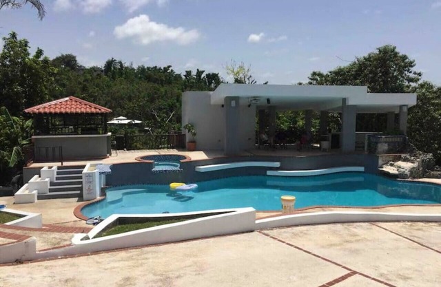 Tropical Paradise w/7 bedrooms and 6 baths