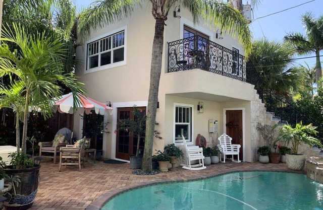 tropical poolside cottage -minutes from beaches & downtown