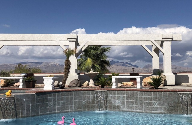 Tropical Sunridge Estates Large Family Pool Retreat-6 minutes to Lake Mohave!