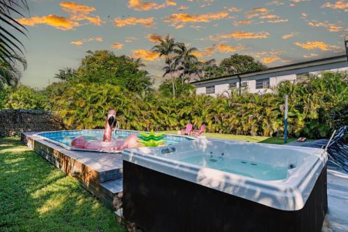 Tropical Vibes in Hollywood: Pool Hot Tub Fun