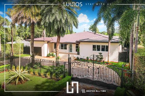 TropiCasa Paradise Near Beach-Downtown with Heated pool Mini Golf & BBQ L22