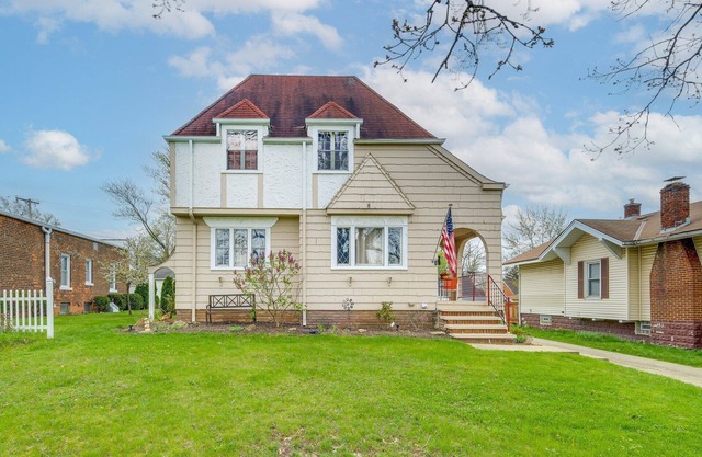Tudor Chalet-Historical home w/modern amenities n gardens. Close to I-480/I- 77!