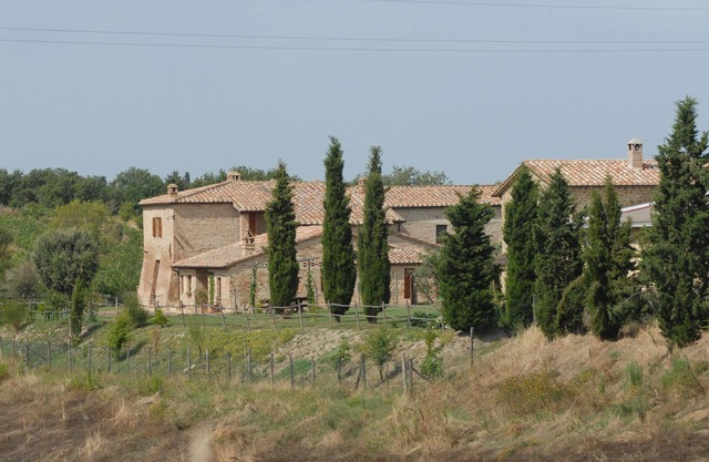 Tuscan villa between San Giovanni D'Asso and Montalcino
