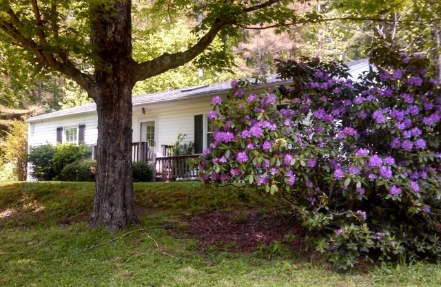 Tuttle Farm, Riverfront 3 BR Home with Mountain and Forest Views