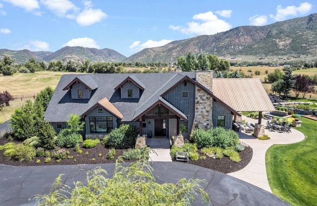 TWILIGHT MOON RANCH, featured in "Yellowstone",nAdd Barnhouse up to 32 guests