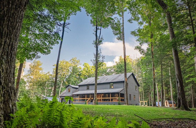 Twin Oaks Lodge: 4 Kings, Hot Tub, Sauna & Epic Game Room