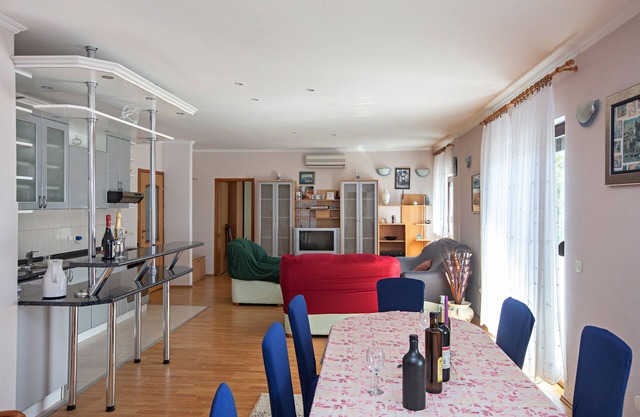 Two bedroom apartment with terrace Smrdelje, Krka (A-23078-a)