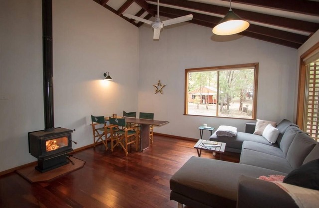 Two Bedroom Cottage - sleeps 6 - Self contained 2 Bedroom Cottage 1 King and 2 Bunks