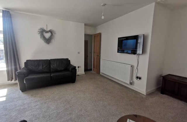 Two bedroom flat self contained above our quiet little gift shop, Caerphilly