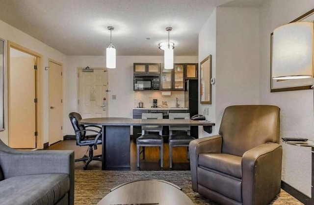 TWO Comfortable 1BR Suites With Kitchens, Short Drive to Kohl Children's Museum!