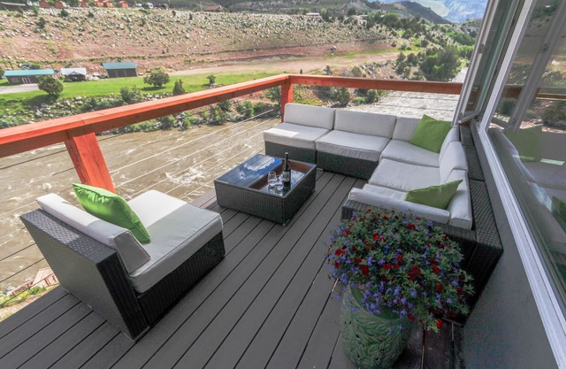 Two minutes from Yellowstone Park Gate. 30ft. deck w/BBQ overlooking the river.