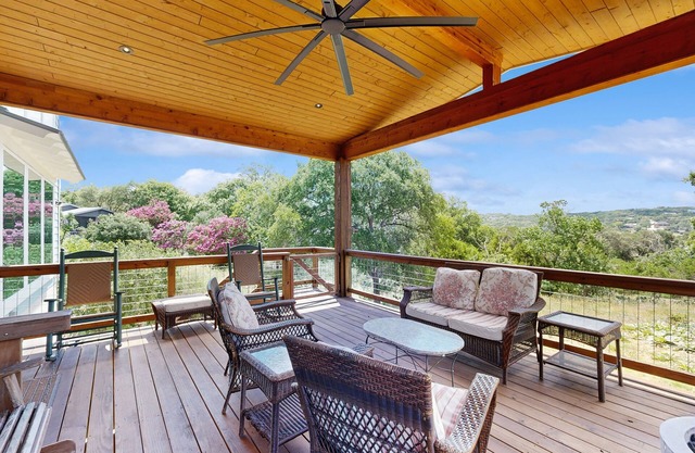 Two-Story Family-Friendly Home with kitchen, patio & fire pit, steps from Lake