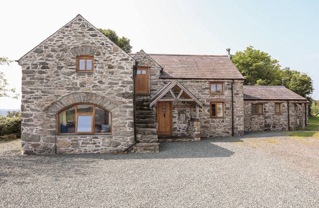 TY CERRIG, pet friendly, with open fire in Llanfairpwllgwyngyll