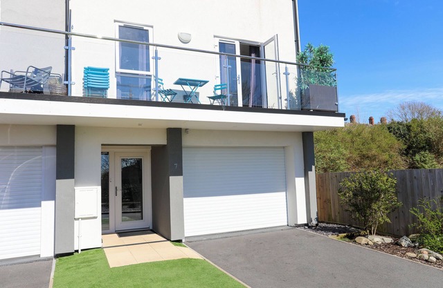 TY JEM, pet friendly, country holiday cottage in Criccieth