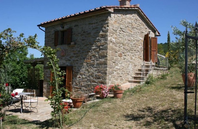Typical stone house for two persons. Romantic, panoramic, quiet. Wi-Fi access, outdoor jacuzzi and p