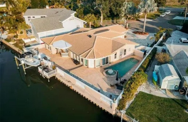 Ultimate in Luxury 5 bedroom on canal living W pool