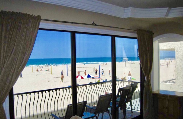 Ultra-Luxurious OCEANFRONT on The STRAND-Enjoy The Beach Life !