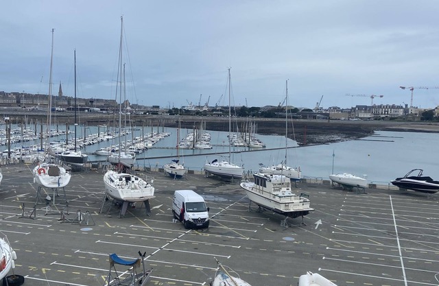 Un apt Meublé Avec une vue sur le Port des Bas Sablons et un Parking Gratuit