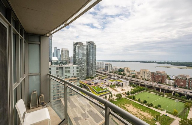 Unbeatable Lake View 1bd & den in Downtown Toronto
