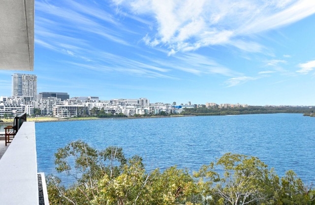 Unbeatable Water View Hidden GEM Apartment