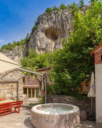 Under the rock house in Osp with jacuzzi