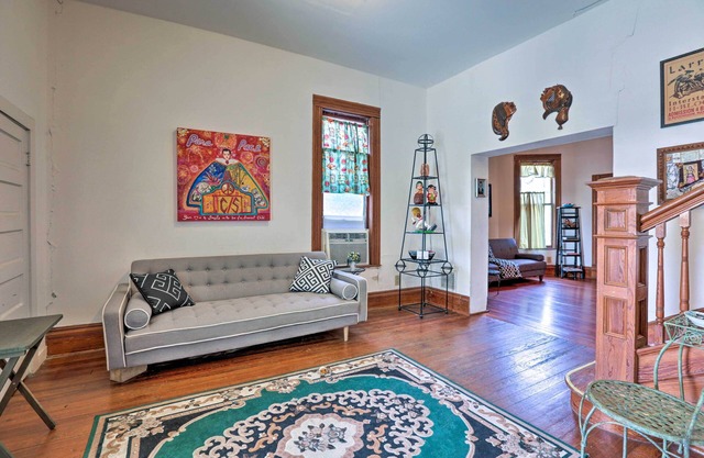 Unique Art Home < 5 Miles to San Antonio Riverwalk