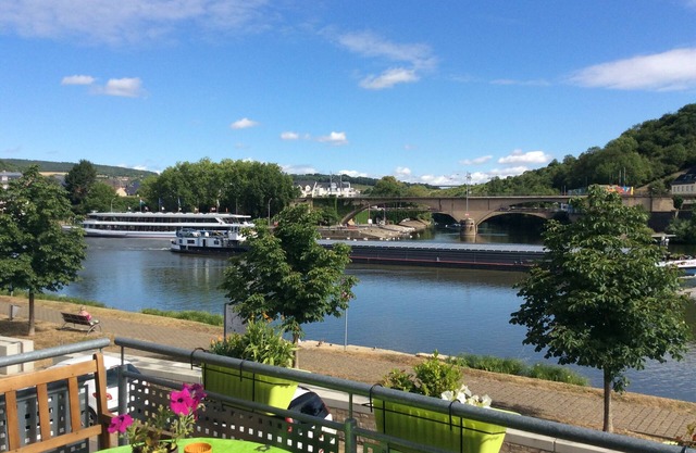 Unique location right on the Moselle and the bike path. Luxembourg border