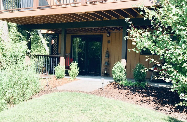 Unique one bedroom or more lodge experience. Convenient and tucked away!