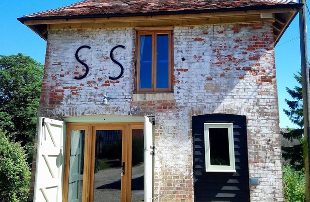 Unique self-contained 1bed Grade II Listed Dovecote/Farm Barn