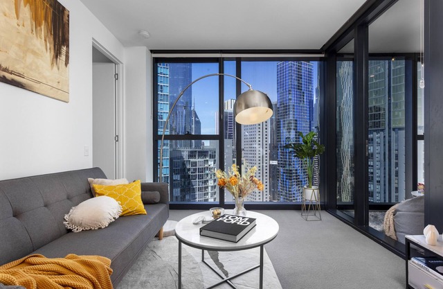 Unique & Spacious Retreat - Cozy Balcony City View