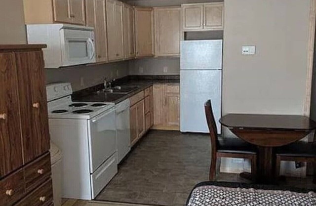 Unit 4: Cozy Studio Microhotel with full kitchen