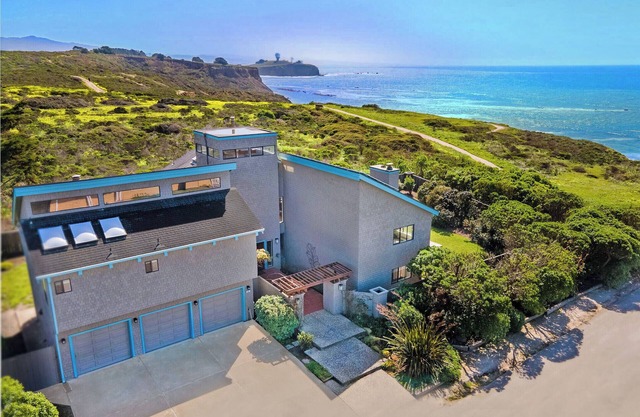 Unmatched Ocean, Beach, and Mountain Views – Family-Friendly Retreat.