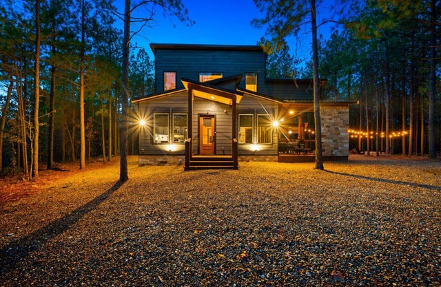 Unplugged Cabin · Chic Cabin: Hot Tub, 2 King En-Suites & Fireplaces
