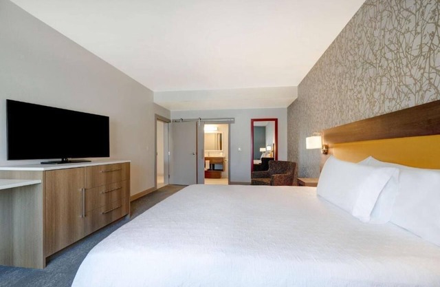 Unwind in Vegas Style! Outdoor Pool, Free Breakfast, Pet-friendly!