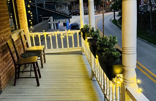 UP ON MAIN - a charming historic apartment in the heart of Eureka Springs