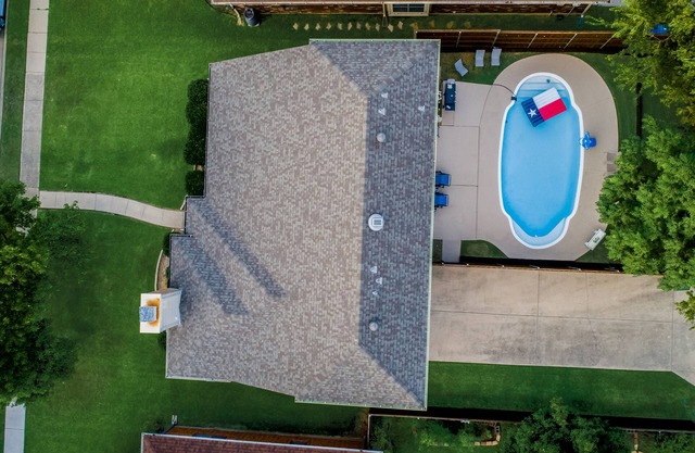 Updated 4 Bedroom Home Pool, Sleeps 8 Wifi Garage