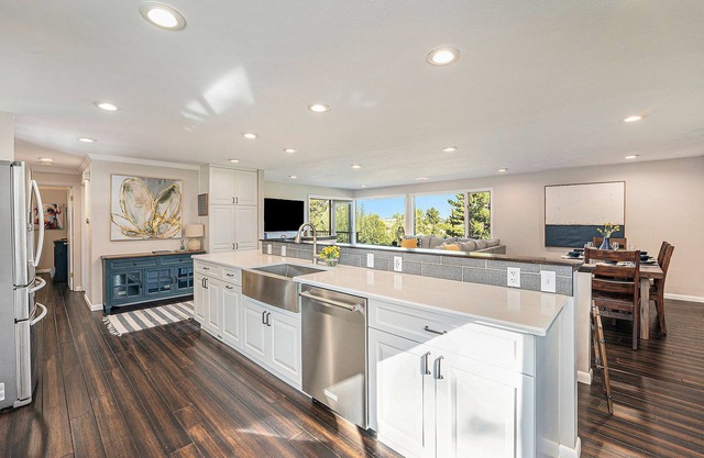 Updated 4bdr with VIEW of Flat Irons & hot tub.
