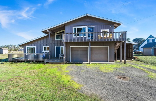 Updated 5BR ocean view villa in Mendo-Fort Bragg, dog-friendly, firepit, hot tub