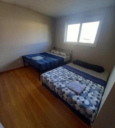 Upper Level Cheap Room For 3 People- 24 Hrs Checkin-Walking to Bus,Grocery, Plaza
