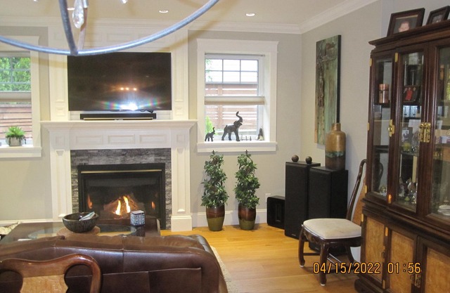 Upscale Home, Backyard Haven - pet friendly - 10 Minutes to Downtown.