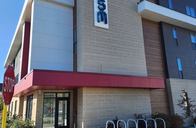 Upscale Modern appt near the Airport and Warner Park!